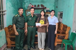 Đồn Biên phòng Cửa khẩu cảng Vạn Gia trao kinh phí hỗ trợ cho các học sinh có hoàn cảnh khó khăn thuộc chương trình “Nâng bước em đến trường - Con nuôi đồn biên phòng”.