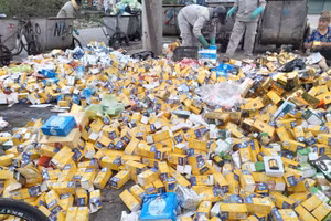 Hàng nghìn hộp thực phẩm chức năng bị đổ bỏ tại bãi rác ở Quảng Ninh.