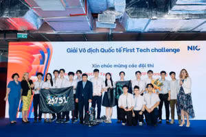 Phó Thủ tướng Nguyễn Chí Dũng chúc mừng thành tích của đội thi Trường THPT chuyên Hà Nội - Amsterdam.