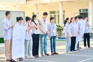 Học sinh Trường PTDTNT THCS&THPT Quảng Ninh tham gia chương trình ngoại khóa.