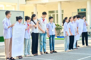 Học sinh Trường PTDTNT THCS&THPT Quảng Ninh tham gia chương trình ngoại khóa.