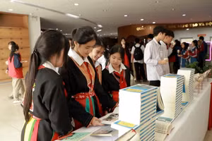 Các em học sinh tham quan trưng bày sách tại Thư viện Quảng Ninh năm 2025.