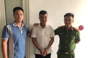 Phạm Khắc Phương (ở giữa) tại cơ quan Công an.