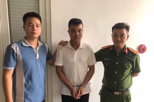 Phạm Khắc Phương (ở giữa) tại cơ quan Công an.