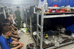 Công an tỉnh Quảng Ninh tiến hành khám xét tại lán trại công nhân.