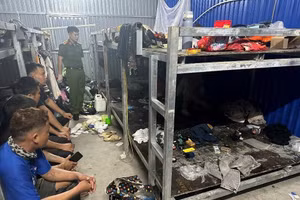 Công an tỉnh Quảng Ninh tiến hành khám xét tại lán trại công nhân.