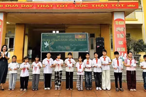 Trao giải cho các học sinh có thành tích cao trong ngày hội.