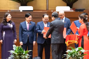 Chủ tịch Quốc hội Trần Thanh Mẫn trao Nghị quyết của Ủy ban Thường vụ Quốc hội về việc phê chuẩn Trưởng Đoàn ĐBQH khóa XVI cho ông Quản Minh Cường, Bí thư Tỉnh ủy Quảng Ninh.