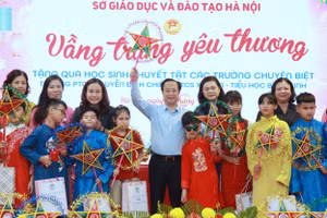 Lãnh đạo Sở GD&ĐT Hà Nội cùng các thầy cô giáo, phụ huynh vui Tết Trung thu với các học sinh "đặc biệt".