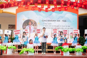 Học sinh Trường THCS Hoàng Liệt phát động thông điệp Học tập suốt đời.