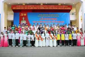 Các đại biểu, thầy cô giáo và các em học sinh chụp ảnh lưu niệm tại lễ khai mạc.