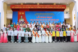 Các đại biểu, thầy cô giáo và các em học sinh chụp ảnh lưu niệm tại lễ khai mạc.