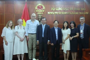 Các đại biểu chụp ảnh lưu niệm.