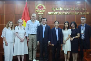 Các đại biểu chụp ảnh lưu niệm.