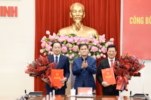 Chủ tịch UBND tỉnh trao Quyết định cho ông Nguyễn Việt Dũng (bên phải) và ông Lê Ngọc Thanh.