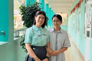 Cô giáo Bùi Thị Hà Thu và em Phạm Như Quỳnh học sinh lớp 9A10, Trường THCS Lê Hồng Phong.