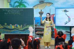 Cô Phạm Thùy Trang, giáo viên Trường Tiểu học Trần Nhật Duật dự thi Hoạt động trải nghiệm.