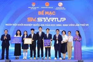 Thứ trưởng Bộ GD&ĐT Nguyễn Thị Kim Chi chúc mừng thành tích của nhóm học sinh đoạt giải Nhất đến từ Trường THCS Ngô Sĩ Liên.