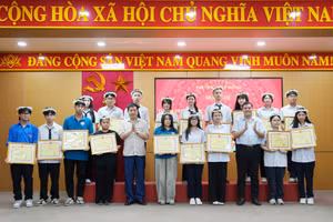 Lãnh đạo phường Việt Hưng trao tặng giấy khen cho học sinh tiêu biểu.