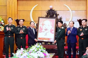 Trưởng Ban Tuyên giáo và Dân vận Trung ương Trịnh Văn Quyết thăm và chúc mừng Học viện Chính trị (Bộ Quốc phòng). 