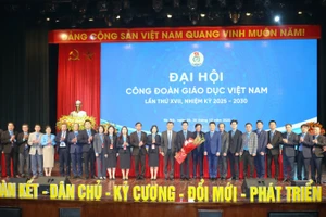 Đại diện Bộ GD&ĐT và Tổng Liên đoàn Lao động Việt Nam tặng hoa chúc mừng BCH Công đoàn Giáo dục Việt Nam khóa XVII.