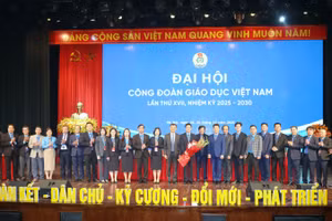 Đại diện Bộ GD&ĐT và Tổng Liên đoàn Lao động Việt Nam tặng hoa chúc mừng BCH Công đoàn Giáo dục Việt Nam khóa XVII.