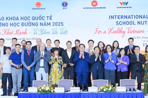 Các đại biểu chụp ảnh lưu niệm.