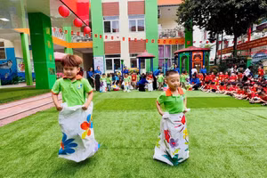 Hoạt động ngoài trời của trẻ tại Trường Mầm non Hà Lầm, phường Hà Lầm (Quảng Ninh).