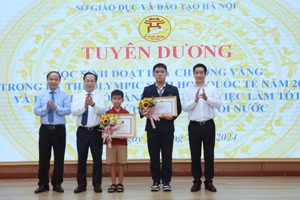 Lãnh đạo Sở GD&ĐT Hà Nội biểu dương 2 học sinh có thành tích xuất sắc.