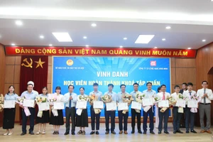 Lãnh đạo Sở GD&ĐT Hà Nội và Công ty CP Công nghệ Bình Minh tặng hoa chúc mừng các học viên.