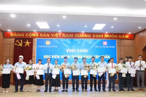 Lãnh đạo Sở GD&ĐT Hà Nội và Công ty CP Công nghệ Bình Minh tặng hoa chúc mừng các học viên.