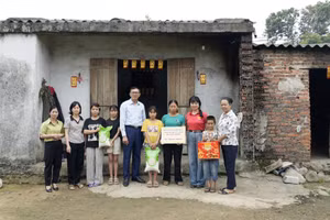 Trao hỗ trợ 60 triệu đồng cho gia đình em Lý Thị Kim Huệ.