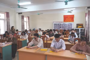 Các thí sinh tham dự phần thi viết nhanh chữ nổi.