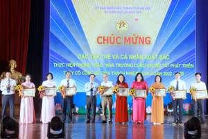 Giám đốc Sở GD&ĐT Hà Nội Trần Thế Cương, Phó Giám đốc Sở GD&ĐT Hà Nội Phạm Quốc Toản chúc mừng các tập thể xuất sắc trong thực hiện phong trào.