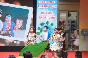 Học sinh trình diễn thời trang với thông điệp bảo vệ môi trường.