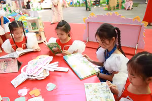 Học sinh quận Hoàn Kiếm tham gia ngày hội sách.