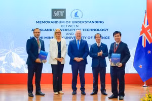 Thủ tướng New Zealand Christopher Luxon và Bộ trưởng Bộ GD&ĐT Việt Nam Nguyễn Kim Sơn chứng kiến trao biên bản ghi nhớ giữa các trường đại học của Việt Nam và New Zealand.