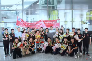 Thầy cô giáo, bạn bè, người thân đón đoàn tại sân bay quốc tế Nội Bài.