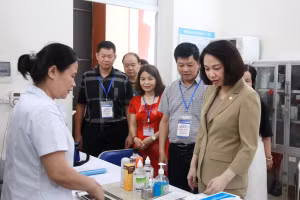 Phó Chủ tịch UBND TP Hà Nội Vũ Thu Hà - Trưởng ban Chỉ đạo thi tốt nghiệp THPT TP Hà Nội kiểm tra công tác chuẩn bị Kỳ thi tốt nghiệp THPT năm 2024.