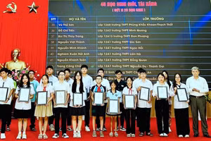 Ban tổ chức trao thưởng cho các học sinh giỏi tài năng.