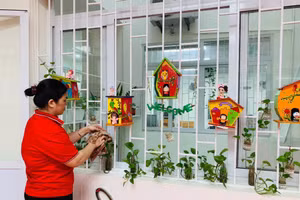 Cán bộ giáo viên Trường mầm non Chim non (quận Hoàn Kiếm) thực hiện công tác vệ sinh, khử khuẩn.