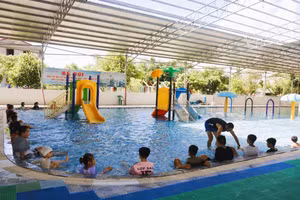 Lớp học bơi miễn phí trong ngày khai giảng.