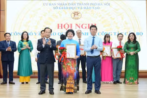 Lãnh đạo Sở GD&ĐT Hà Nội trao quyết định bổ nhiệm.
