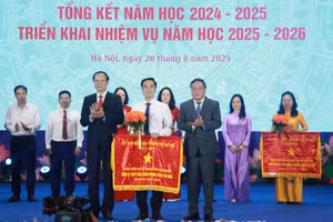 Thứ trưởng Bộ GD&ĐT Phạm Ngọc Thưởng, Phó Bí thư Thường trực Thành ủy Hà Nội Nguyễn Văn Phong trao cờ thi đua của UBND TP Hà Nội cho các đơn vị.