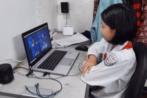 Học sinh Trường Tiểu học Chương Dương (phường Hồng Hà) học trực tuyến.