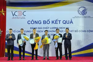 Đại diện Bộ Thông tin và Truyền thông trao chứng nhận VNPT -CA - ứng dụng công nghệ và dịch vụ đa dạng nhất năm 2024.
