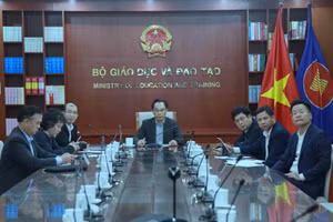 Thứ trưởng Hoàng Minh Sơn chủ trì cuộc họp tại điểm cầu Bộ GD&ĐT.