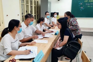 Nhà trường hỗ trợ phụ huynh học sinh đăng ký tuyển sinh đầu cấp.