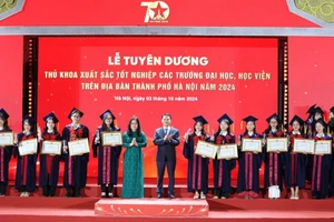 Thứ trưởng Bộ GD&ĐT Nguyễn Thị Kim Chi và Phó Chủ tịch HĐND thành phố Hà Nội Phạm Quí Tiên trao Bằng khen thủ khoa xuất sắc. 