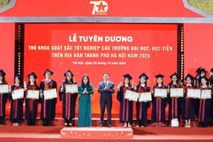 Thứ trưởng Bộ GD&ĐT Nguyễn Thị Kim Chi và Phó Chủ tịch HĐND thành phố Hà Nội Phạm Quí Tiên trao Bằng khen thủ khoa xuất sắc. 
